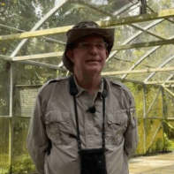 Thomas White, biólogo de vida silvestre del FWS encargado de la liberación de cotorras al entorno natural
